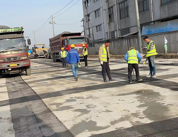 莱西老材料的新故事：玻璃纤维土工格栅如何在‘白改黑’浪潮中重获新生？